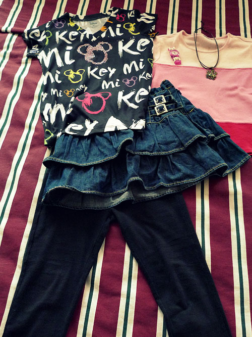 Avril-Black-Star-Manila-s_01