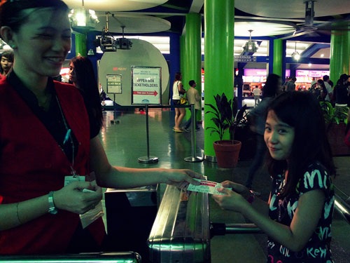 Avril-Black-Star-Manila-s_09