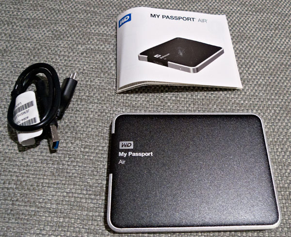 The box includes the portable disk, the cable and a manual with warranty.
